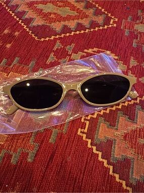 NWOT cat eye oval sunglasses